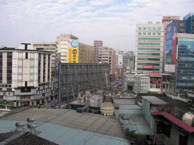 民権西路（奥に見える道）