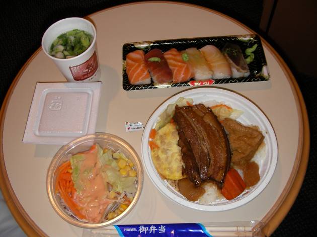 弁当、寿司、納豆、サラダなど