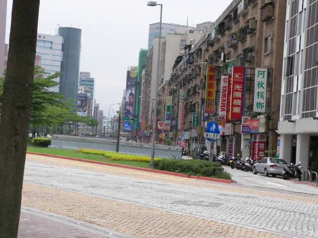 基隆路一段と仁愛路四段辺りの風景