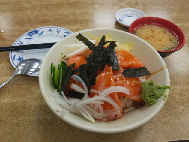 注文したサーモン丼