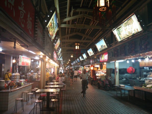 華西街観光夜市内の風景