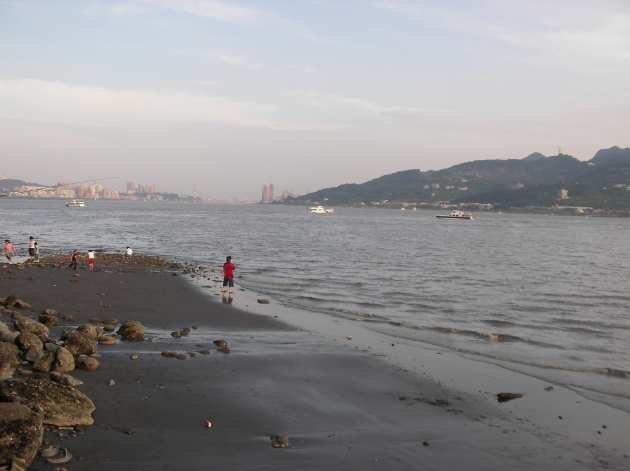 砂場で遊ぶ人々の風景