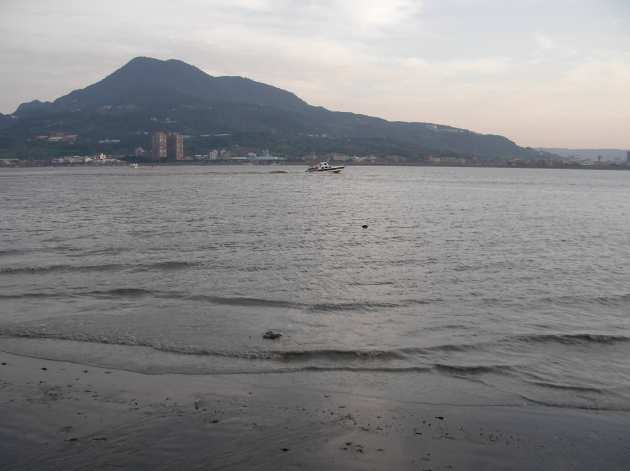 対岸の「八里」の風景