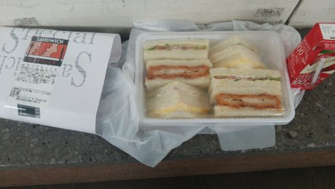 昼食のサンドイッチ