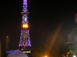 青く輝くテレビ塔の風景